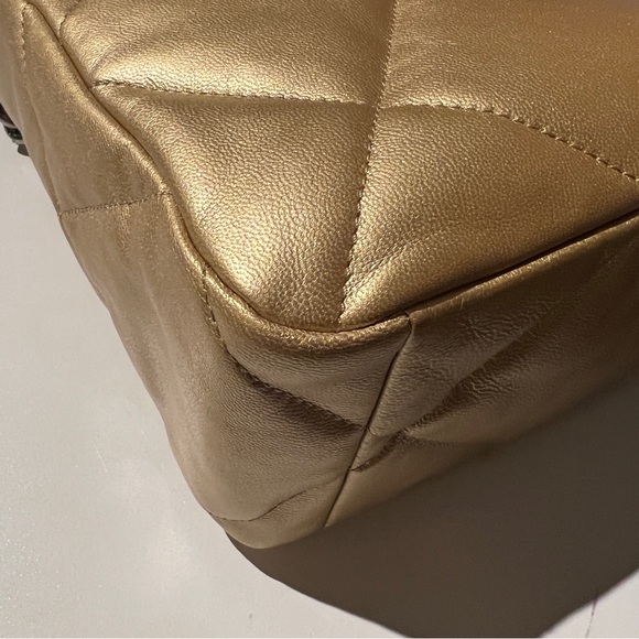 🦄 Chanel 19 Large in Gold Metallic - Picture 4 of 11